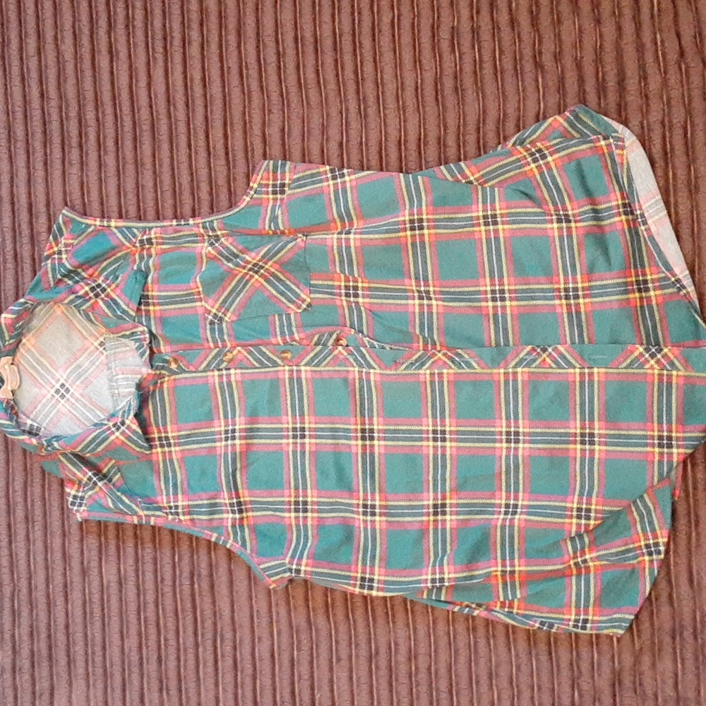 Woman's No Sleeve Button Up Shirt